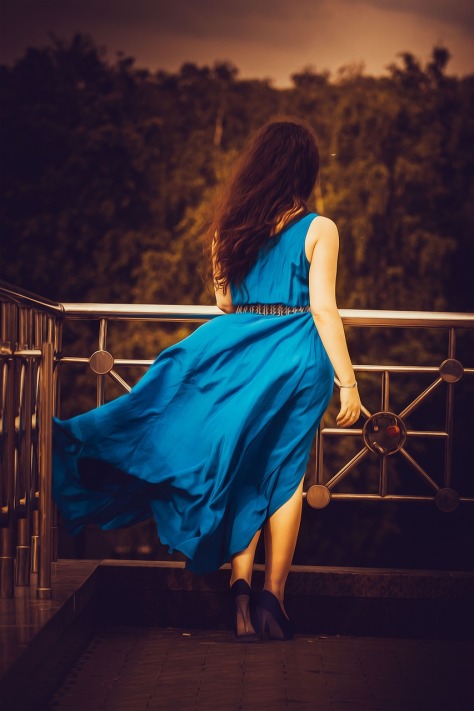 girl-in-blue-dress-1390840_1280